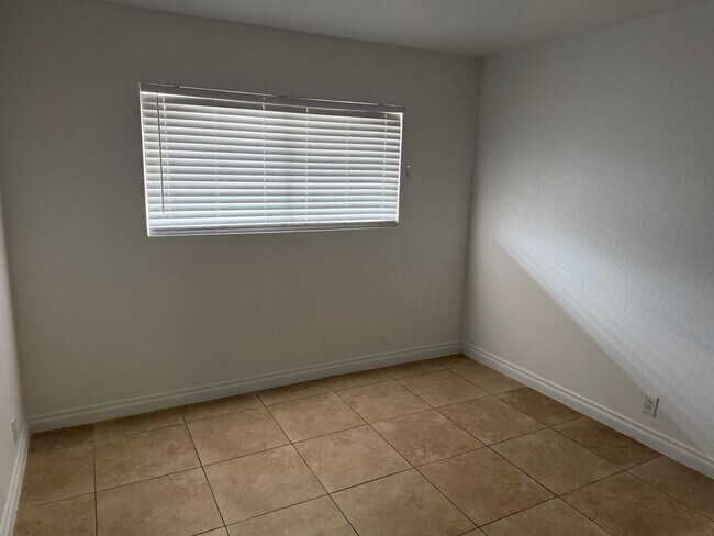 3720 Royal Crest St Unit 05