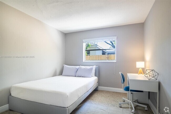 Building Photo - 605 SW 14th Terrace Unit 3 Rental