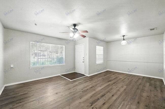 Photo - 425 Highcrest Dr