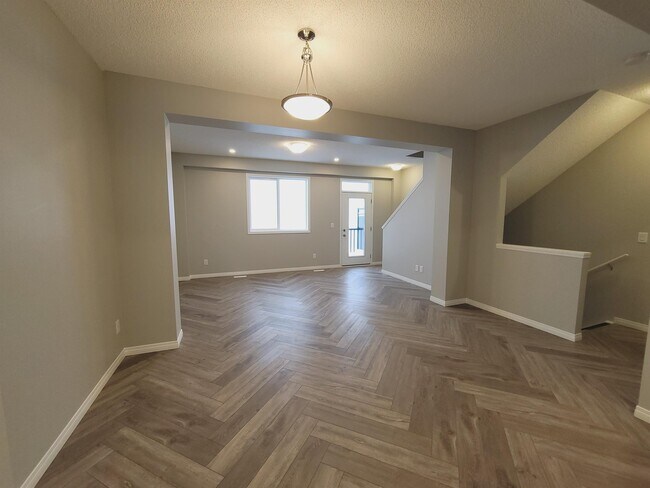 Photo - 2072 Wonnacott Way SW