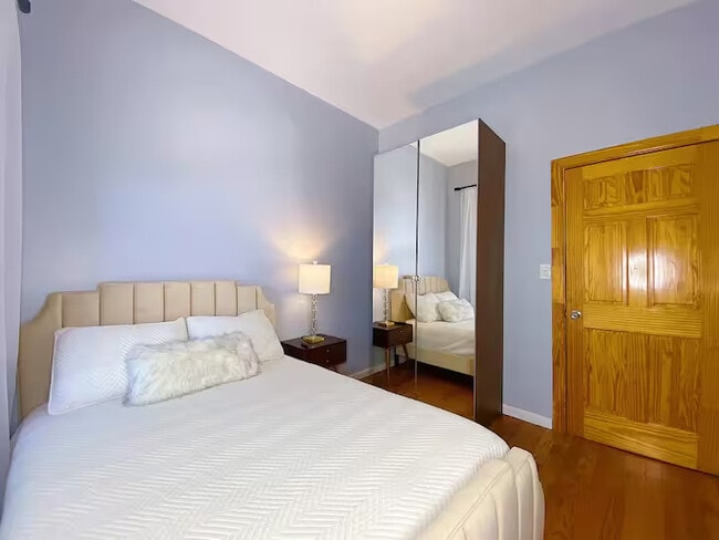 Building Photo - Furnished room/NOT APARTMENT