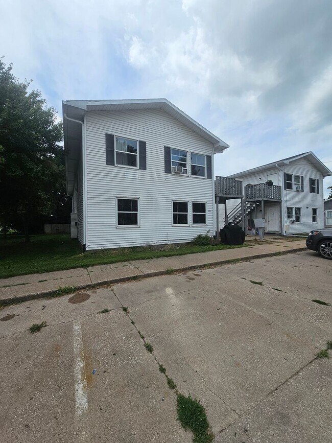 Building Photo - 802 SW 4th St Unit 3
