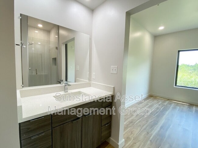 Photo - 1683 Midtown Pl