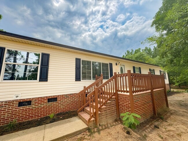 Building Photo - 4 Bedroom, 2 Bathroom: Pets Allowed!