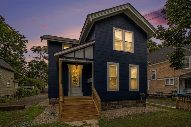 Building Photo - $1495 ? Tastefully furnished 1BR Apartment... Unit #1
