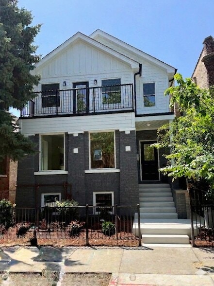 Building Photo - 3025 W Ainslie St