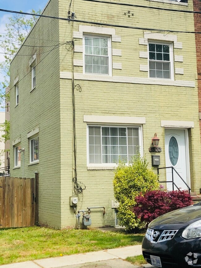 Building Photo - 1300 Dexter Terrace SE Rental