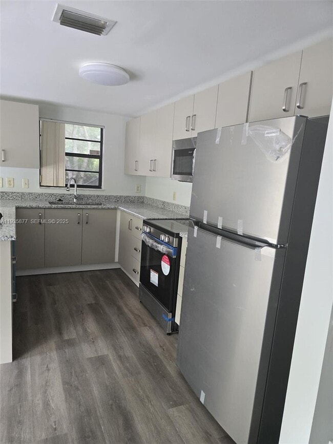 Photo - 4705 SW 62nd Ave Unit 201