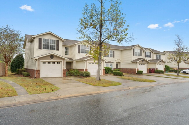 Building Photo - 747 Majestic Dr