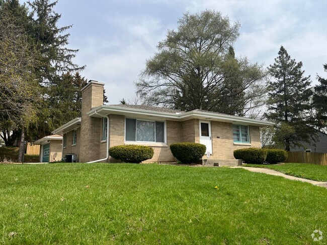 Building Photo - 3 bedroom 2 bath with finished basement av... Rental