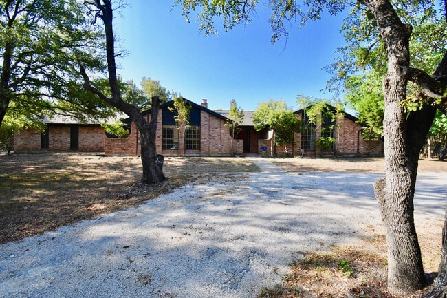 Building Photo - Gorgeous 4 Bedroom 2 Bathroom Kempner Home!