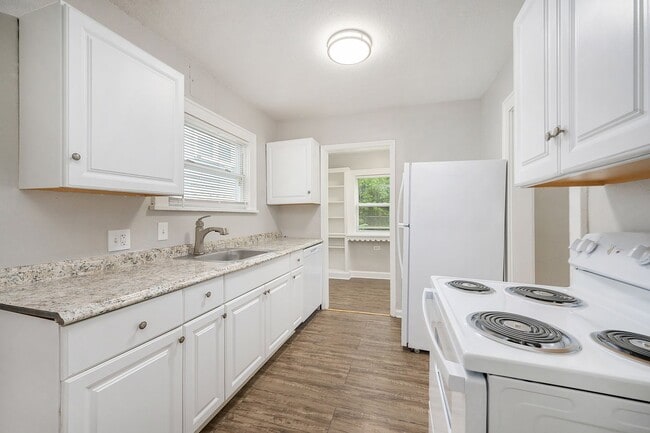 Building Photo - **$100 OFF FIRST MONTH’S RENT** Cozy 2BR, ... Rental