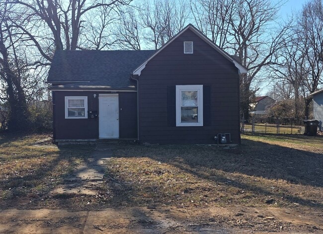 Building Photo - 2 Bedroom 1 Bathroom Home  $895!