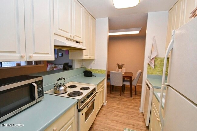 Building Photo - 2955 Lakeside Dr Unit 301