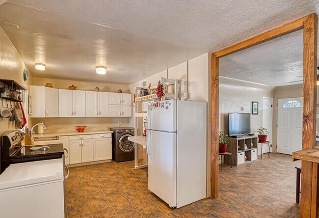 Photo - Clean and Spacious SFH downtown