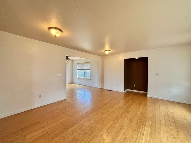 Photo - Great 3br/2.5ba, with a bonus space.