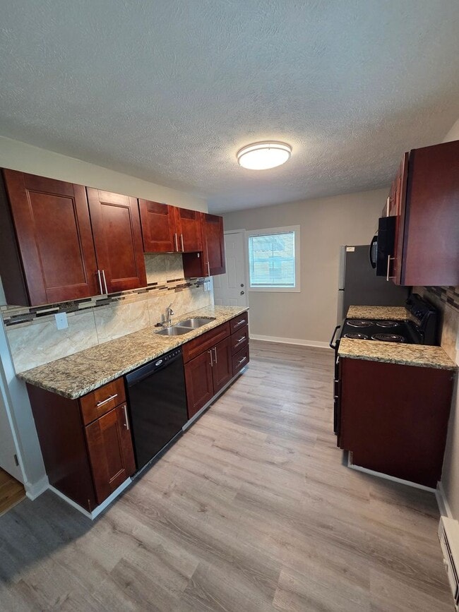 Photo - 3 bed, 2 bath, 1 car detached garage!