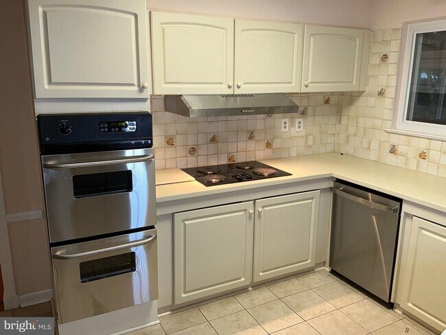 Photo - 303 Charlton Ct