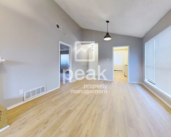 $1,475! 2/Bed1.5Bath duplex in Arlington!