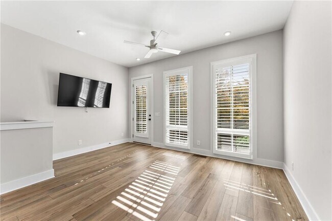 Photo - 1272 Longreen Ter NW