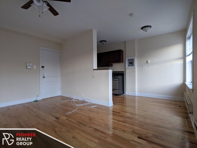 Photo - 812 W Diversey Pky