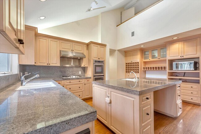 Photo - 954 Russell Ave