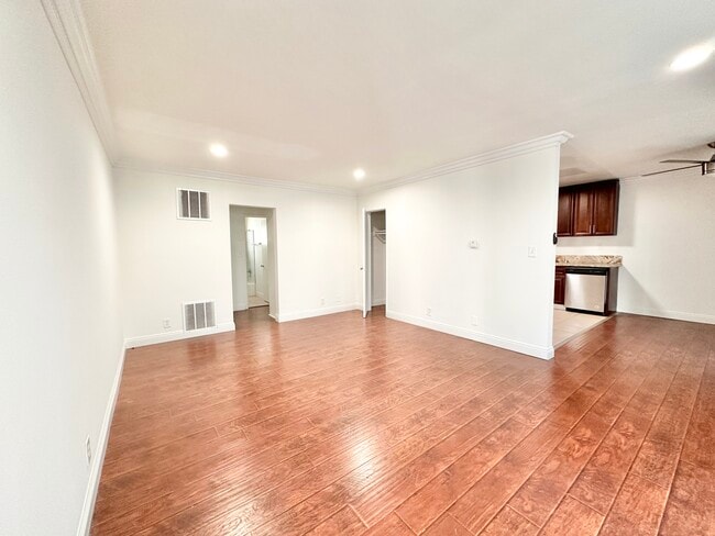 Building Photo - 6025 Whitsett Ave Unit 6 Rental
