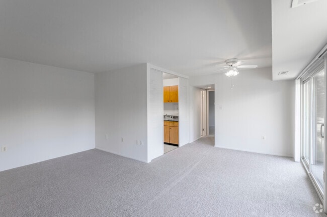 1 BR w Den, 1 BA - 740 SF