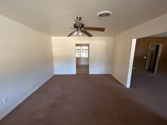 Photo - 208 Oak St