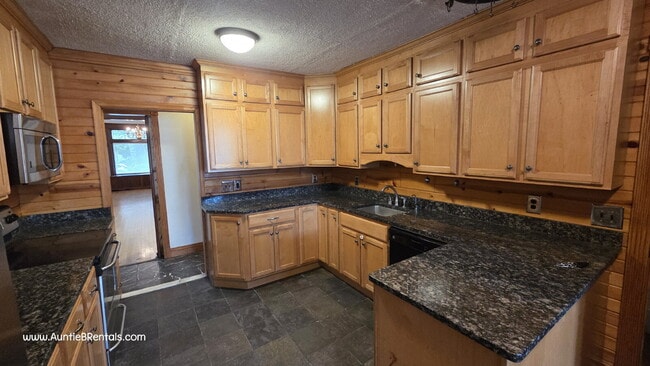 Photo - 3 bed - 1 bath One block from Grand Ave in St. Paul Unit # 1 (main level)