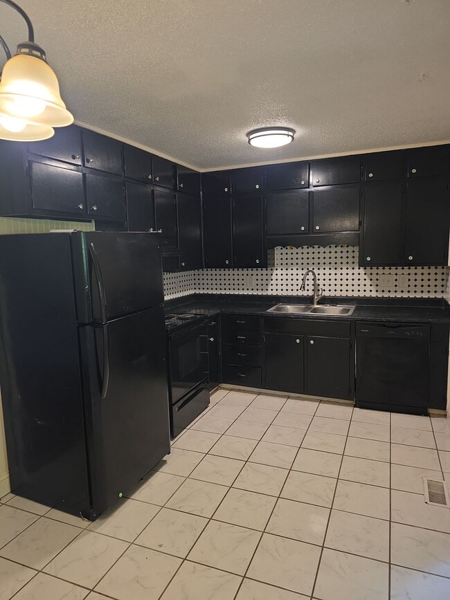 Building Photo - 3910 Grunden Dr SW