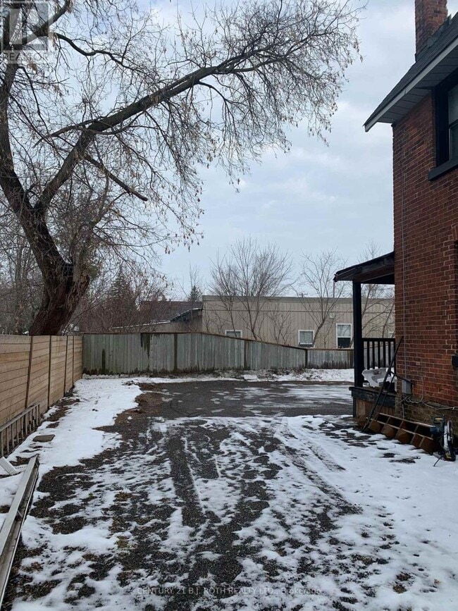 Photo - 172 Dunlop St W