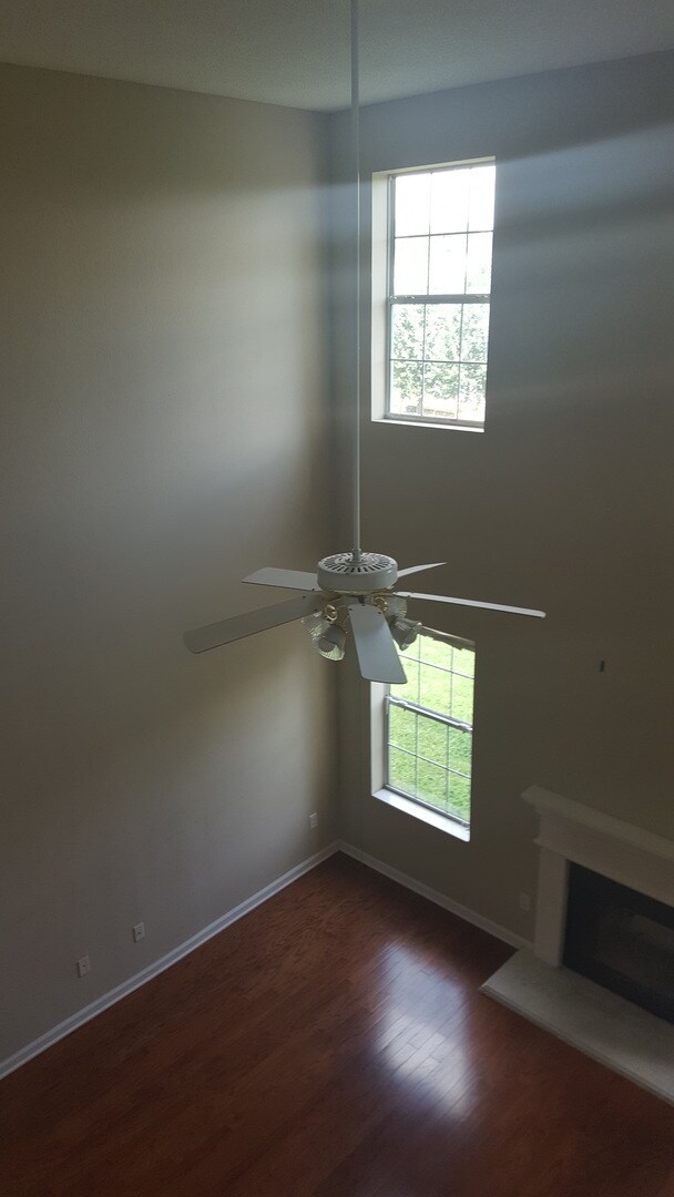 Photo - Large vaulted ceiling and garage- great c...