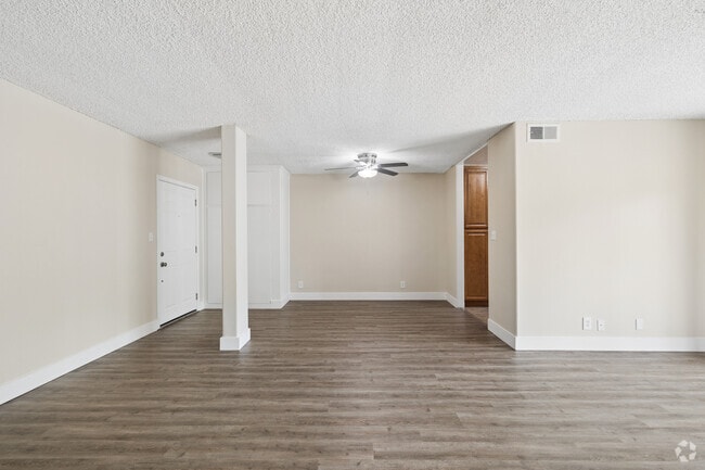 1BR, 1BA - 825SF - Living Room