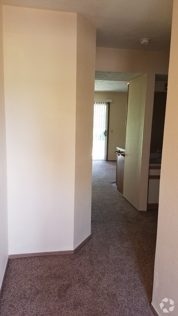 Building Photo - 1 bedroom, unfurnished walk-in condo at Fa...
