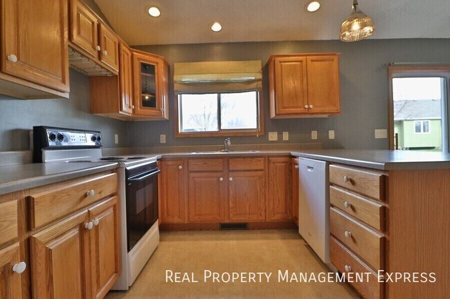 Photo - 3 Bed 2 Bath home with Double Garage