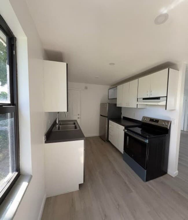 Building Photo - 212 NW 11th Ave