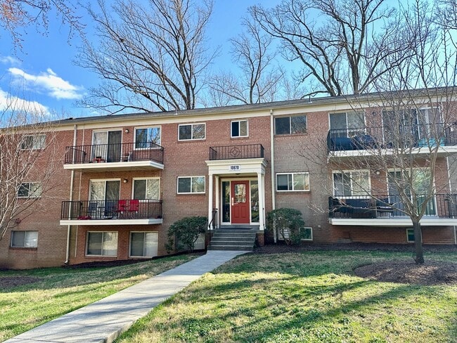 Building Photo - Beautifully kept, spacious one bedroom condo in the award winning Bethesda Parkside Community! Unit 202