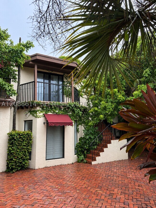 327 W 28th St