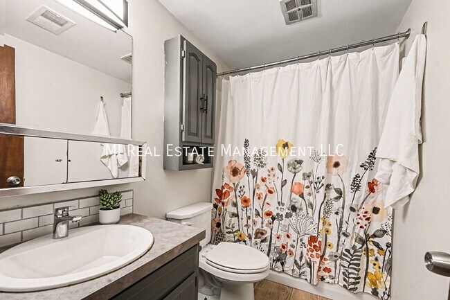 Photo - 2068 Andrew St SE