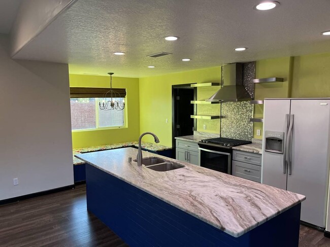 Photo - 220 Roehl Rd NW