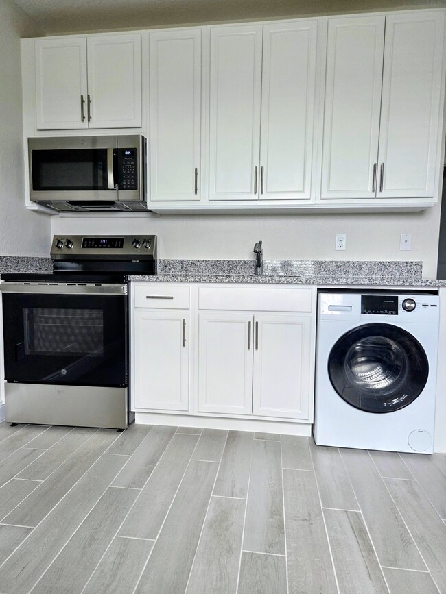 Building Photo - 4656 SW Lassiter Ter Unit A