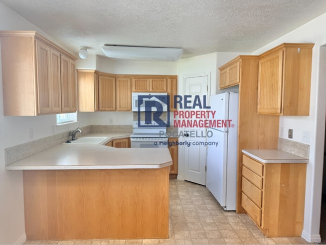 Photo - MOVE IN SPECIAL - 5 Bedroom 3.5 Bath Duplex - 2 car garag