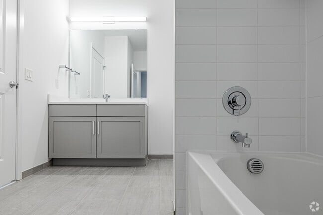 1BR, 1BA - 710SF - Bathroom