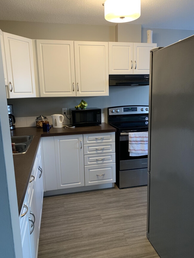 Photo - 9302-93108 108 Ave