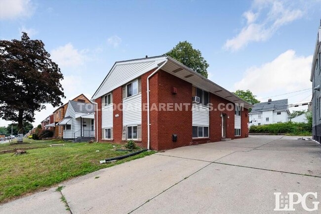 Photo - 3424 Douglas Rd Unit 3