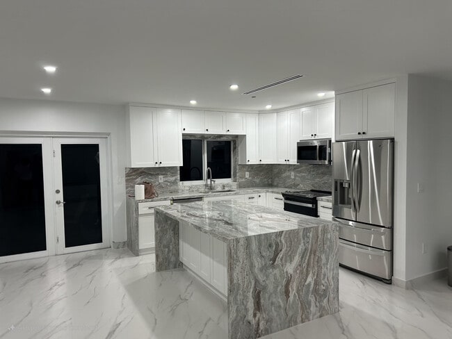 Building Photo - 8441 SW 16th St Rental