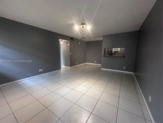Building Photo - 821 Twin Lakes Dr Unit 31-H