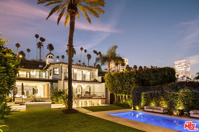 Photo - 972 Palisades Beach Rd