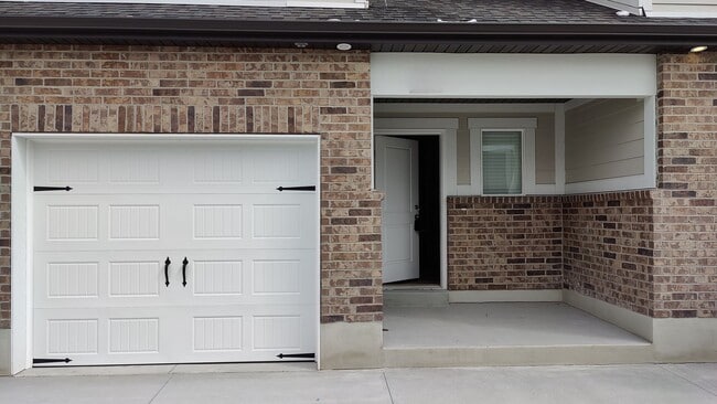 Building Photo - West Haven 3 bedroom Townhome for Rent!